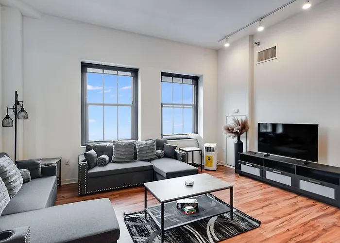 Downtown With Free In & Out Parking 4 Apartment *