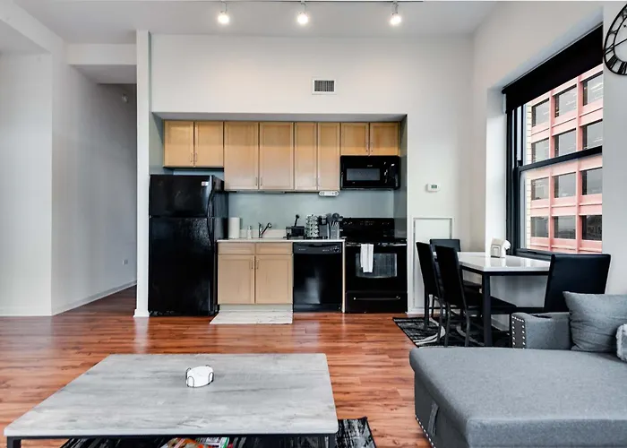 Apartment Downtown With Free In & Out Parking 4