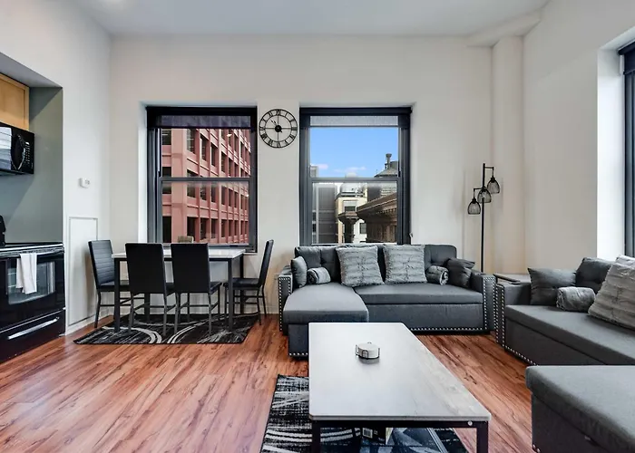 Downtown With Free In & Out Parking 4 Apartment