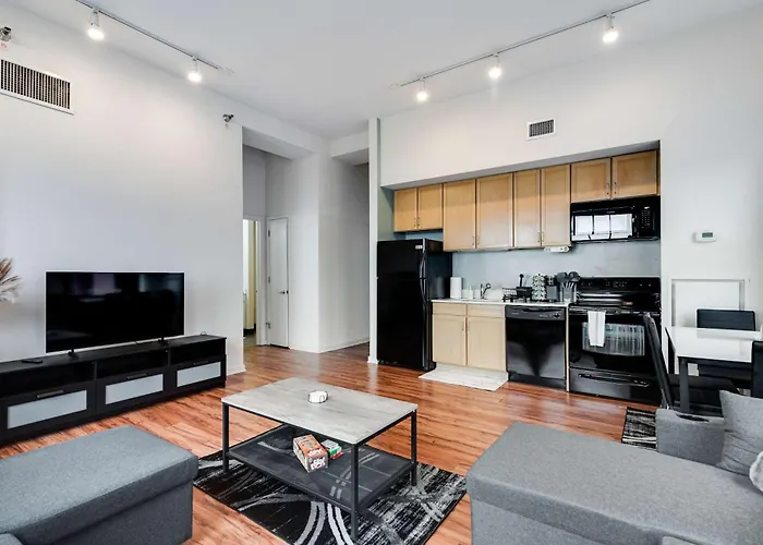 Downtown With Free In & Out Parking 4 Apartment *