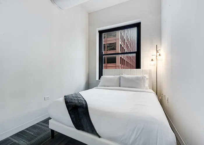 Apartment Downtown With Free In & Out Parking 4 *