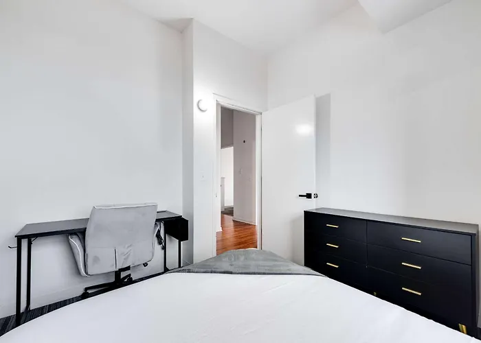 Apartment Downtown With Free In & Out Parking 4