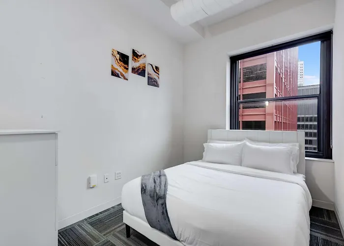 Downtown With Free In & Out Parking 4 Apartment