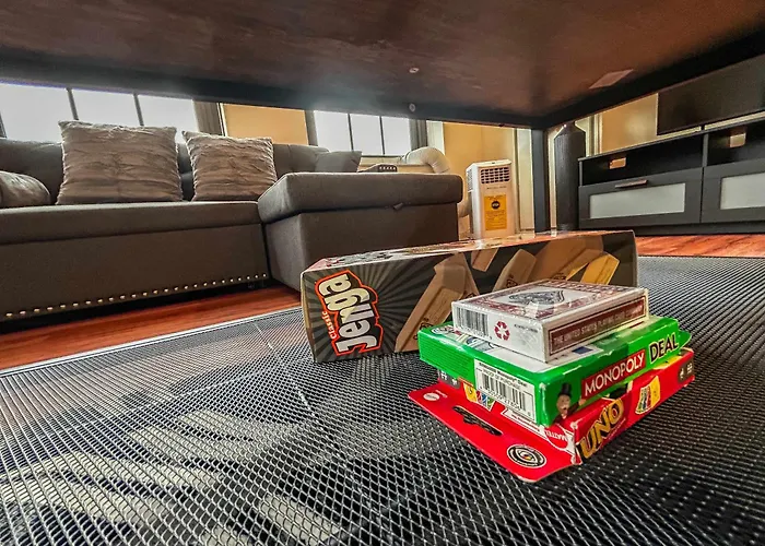 Apartment Downtown With Free In & Out Parking 4 *