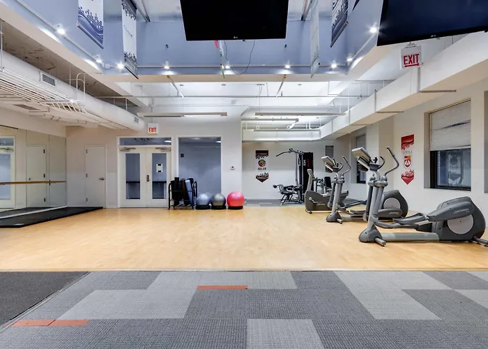 Downtown With Free In & Out Parking 4 Apartment *
