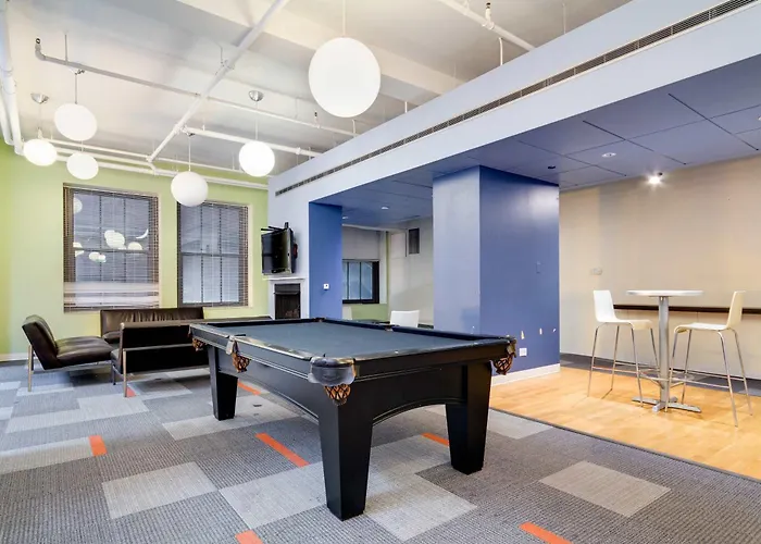Downtown With Free In & Out Parking 4 Apartment Chicago