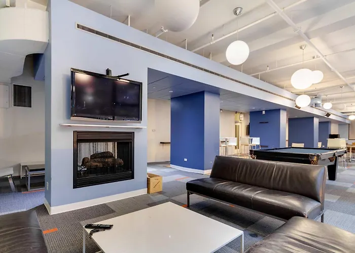Apartment Downtown With Free In & Out Parking 4