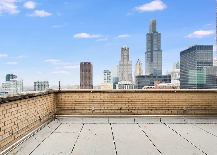 Apartment Downtown With Free In & Out Parking 4